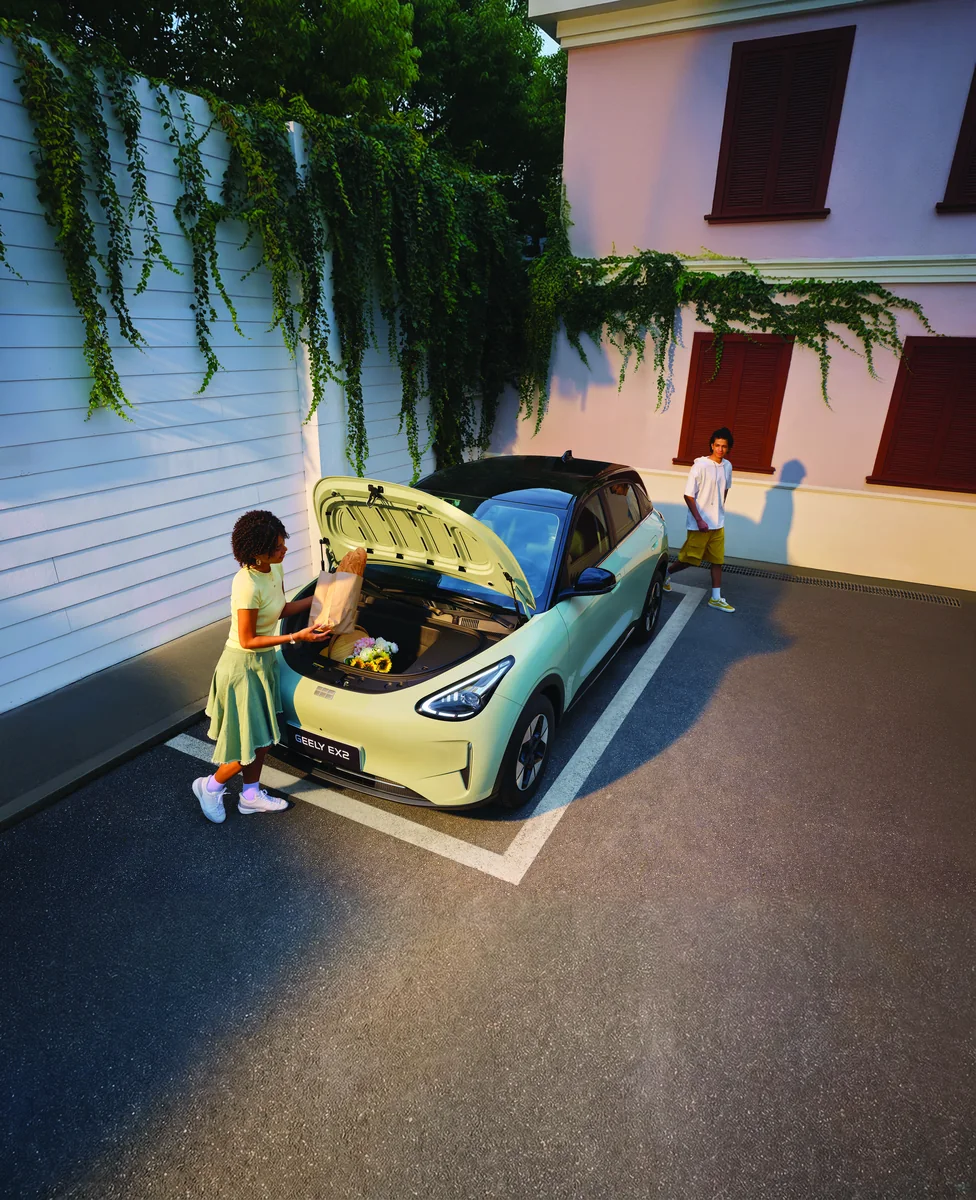 Geely EX2 mở cốp trong không gian đô thị