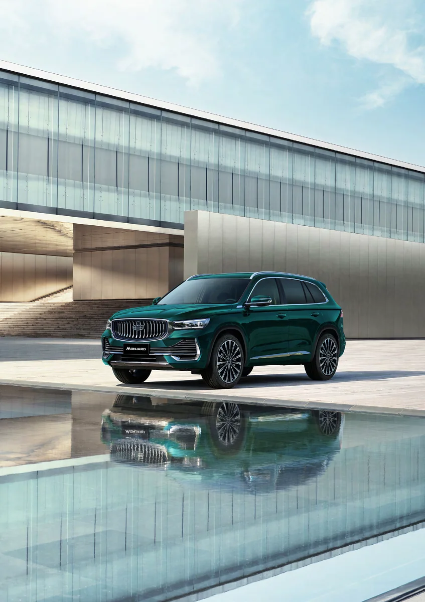 Geely Monjaro bên hồ bơi